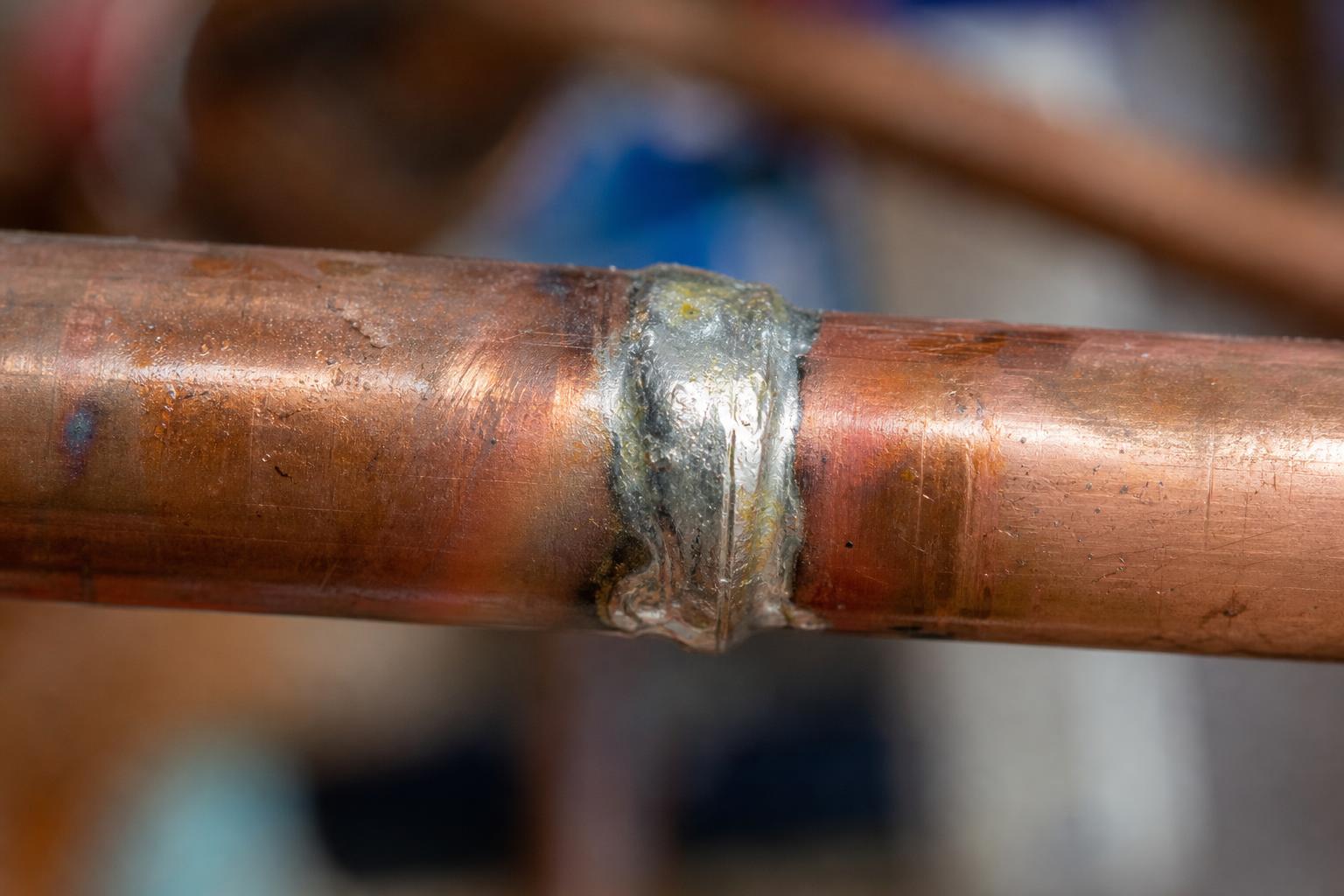 Badsanierung München – Wasser- und Abwasseranschluss bei der Sanitärinstallation